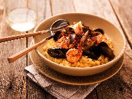 Рецепта Ризото с ориз Арборио с морски дарове с шафран, миди, скариди, бяло вино и пармезан
